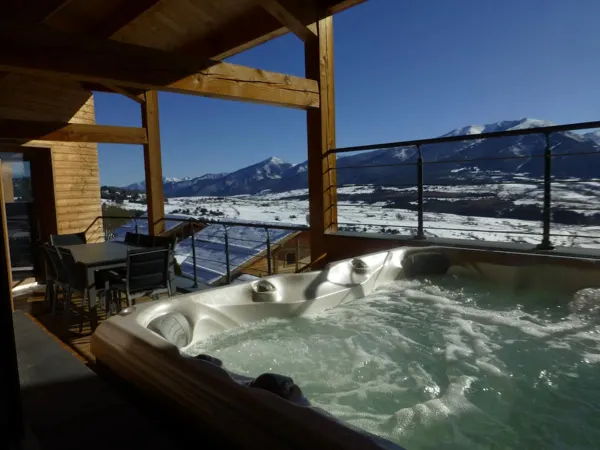 Jacuzzi sur le balcon du Chalet Pic Llory